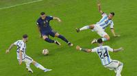 Pemain Prancis, Kylian Mbappe berusaha melewati penjagaan tiga pemain Argentina dalam pertandingan final Piala Dunia 2022. (AP Photo/Hassan Ammar)