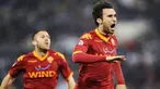 Selebrasi striker AS Roma Mirko Vucinic seusai menjebol gawang Lazio dalam derby della capitale di Olimpico, 18 April 2010. Roma unggul 2-1. AFP PHOTO / FILIPPO MONTEFORTE 