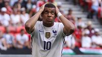 Kylian Mbappe juga tak mau ikut ketinggalan. Sayangnya percobaanya seperti Benzema, masih melebar ke samping gawang lawan. (Foto: AFP/Pool/Bernadett Szabo)