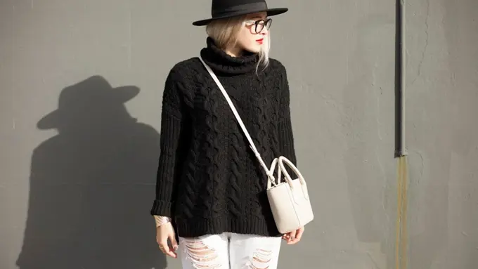 Bosan Pakai Kaos? Coba Bergaya Modis dengan Turtle Neck