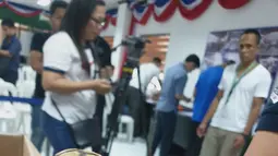 Biro Kepabeanan Filipina menunjukkan kura-kura yang ditemukan dilakban dalam koper pada konferensi pers di bandara Manila, 4 Maret 2019. Kura-kura yang masih hidup itu diperkirakan senilai 4,5 juta peso atau setara Rp 1,2 miliar (HO/BUREAU OF CUSTOMS/AFP)