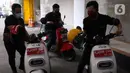 Petugas menguji coba penukaran baterai sepeda motor listrik di halaman kantor Ditjen Ketenagalistrikan ESDM, Jakarta, Senin (31/8/2020). Dengan adanya alat penukaran baterai tersebut maka dapat merangsang masyarakat beralih kepada kendaraan listrik daripada motor BBM. (Liputan6.com/Angga Yuniar)