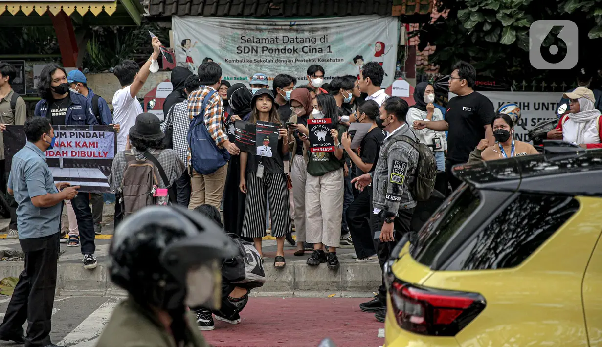Sejumlah mahasiswa dari berbagai kampus membawa poster-poster saat berunjuk rasa di SDN Pondok Cina 1 Depok, Jawa Barat, Selasa (13/12/2022). Dalam aksinya, mereka menolak relokasi SDN Pondok Cina 1 yang lahannya akan digunakan untuk pembangunan masjid. (Liputan6.com/Faizal Fanani)