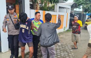 Pelaku pencurian berinisial AD (23), warga Kelurahan Pringsewu Selatan, Lampung, saat diamankan aparat kepolisian. (Liputan6.com/ Ardi Munthe)