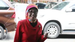 Ibu Ario Kiswinar, Aryani Soenarto tiba di Resmob Polda Metro Jaya, Jakarta, Senin (13/3). Aryani Soenarto menanyakan perkembangan perkara terlapor Mario Teguh di Resmob Polda Metro Jaya. (Liputan6.com/Herman Zakharia)