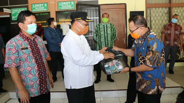 Penyerahan paket sembako