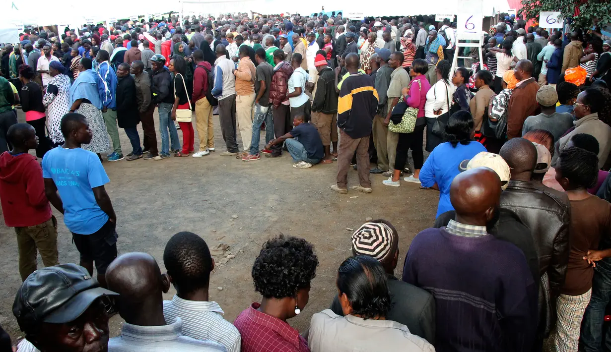 Warga Kenya mengantre untuk menggunakan hak pilih mereka di Agakhan Polling Centre Grounds, Kisumu, Selasa (8/8). Negara berpenduduk 50 juta jiwa itu antusias berpartisipasi dalam Pemilihan Umum Presiden baru. (AP Photo/Amos Aura)