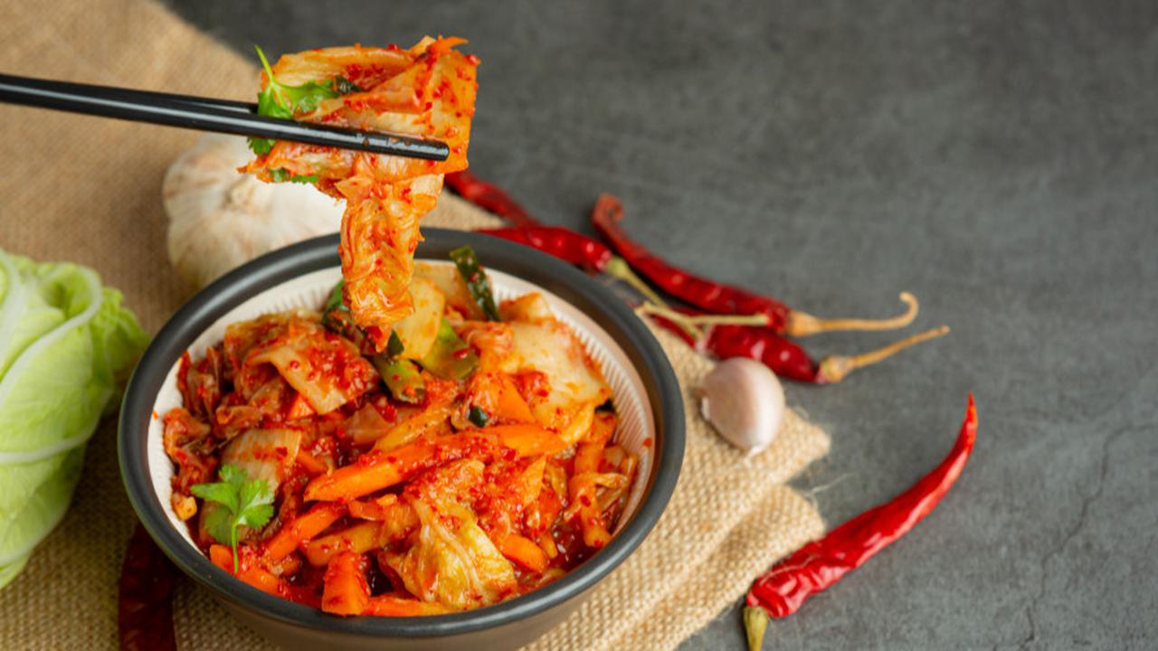 4 Makanan Fermentasi yang Punya Khasiat untuk Kesehatan Tubuh Perempuan, dari Tempe hingga Kimchi