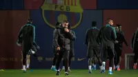 Pelatih Barcelona Ernesto Valverde (tengah) saat melatih anak asuhnya jelang menghadapi Borussia Dortmund pada pertandingan Grup F Liga Champions di Sant Joan Despi, Spanyol, Selasa (26/11/2019). Barcelona mengincar kemenangan demi memastikan tiket 16 besar lebih awal. (LLUIS GENE/AFP)