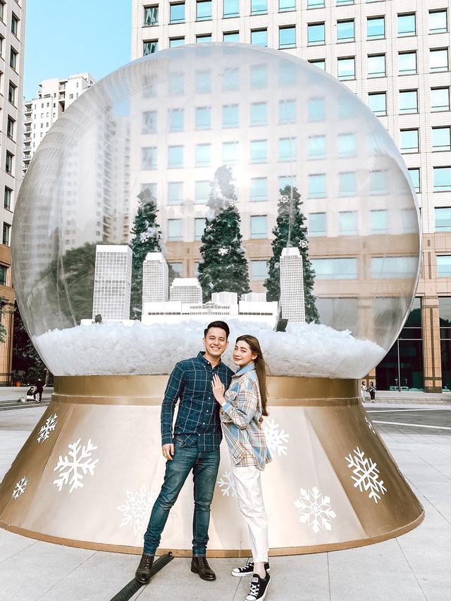 Resmi Lamaran, Ini 6 Momen Mesra Billy Davidson dan Kekasih