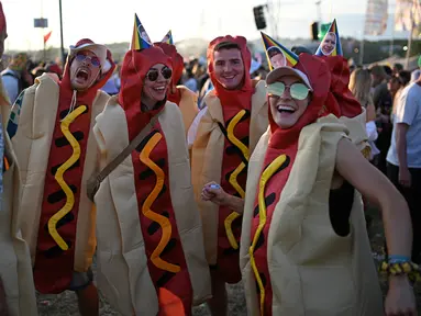 Reaksi pengunjung festival yang mengenakan pakaian hotdog di kawasan Silver Hayes pada Hari ke-2 festival Glastonbury di desa Pilton di Somerset, barat daya Inggris, pada 22 Juni 2023. Festival berlangsung dari 21 Juni hingga 26 Juni. (Photo by Oli SCARFF / AFP)