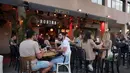 Orang-orang berkumpul di Abima Square di kota Tel Aviv, Israel (20/5/2021).  Israel dan dua kelompok bersenjata utama Palestina di Gaza, Hamas dan Jihad Islam, menyetujui gencatan senjata untuk mengakhiri konflik selama 11 hari. (AFP/Gideon Markowicz)