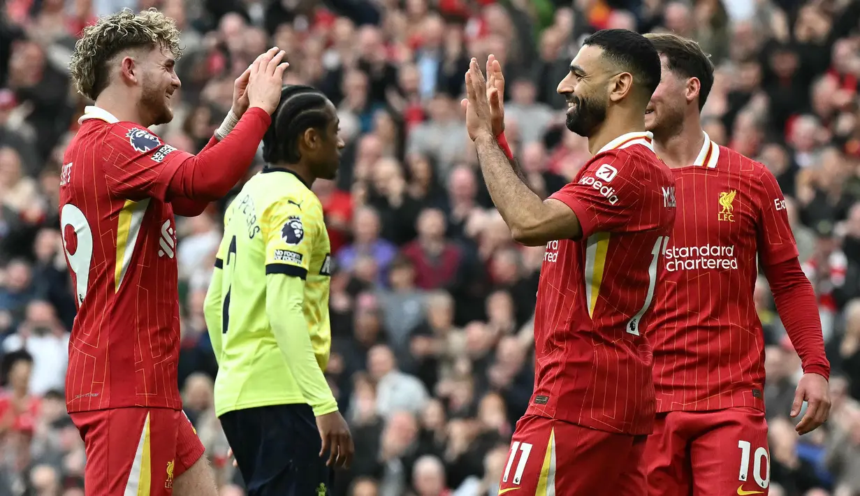 Pemain depan Liverpool, Mohamed Salah (ketiga kiri) merayakan gol bersama Harvey Elliott pada pekan ke-28 Premier League musim 2024/2025 saat melawan Southampton di Stadion Anfield, Inggris pada 8 Maret 2025. (Paul ELLIS/AFP)