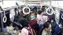 Penumpang KRL menanti pemberangkatan di Stasiun Manggarai, Jakarta, Senin (13/4/2020). Seiring dengan pemberlakuan PSBB di DKI Jakarta, PT KCI membatasi operasional KRL dari pukul 06.00 WIB hingga 18.00 WIB dengan jumlah penumpang 60 orang di setiap gerbongnya. (Liputan6.com/Helmi Fithriansyah)