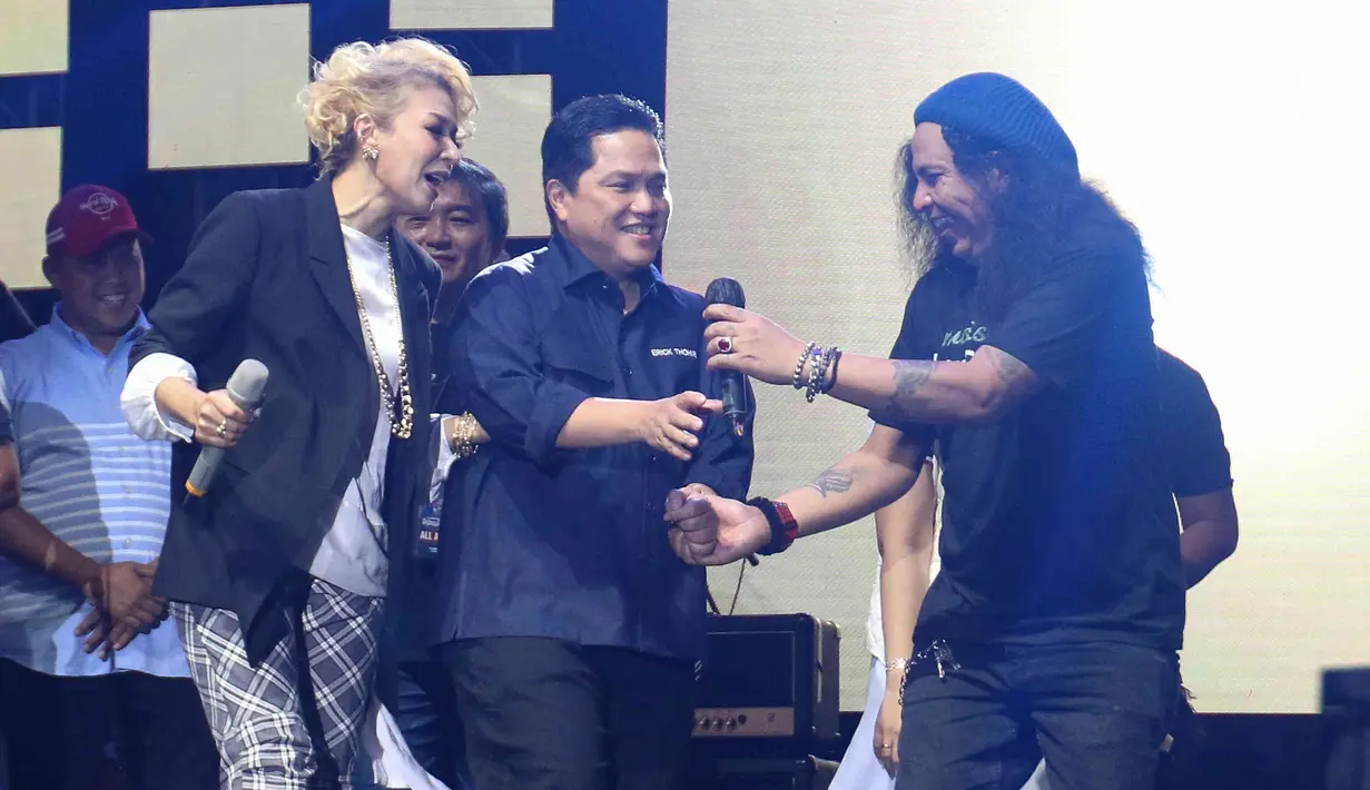 Menteri BUMM Erick Thohir (tengah) saat acara doa bersama dan konser amal Salam Satu Jiwa di Bekasi, Jawa Barat, Minggu (8/1/2023). Konser ini merupakan bentuk dukungan dan solidaritas terhadap korban tragedi Kanjuruhan Malang. (Liputan6.com/Herman Zakharia)