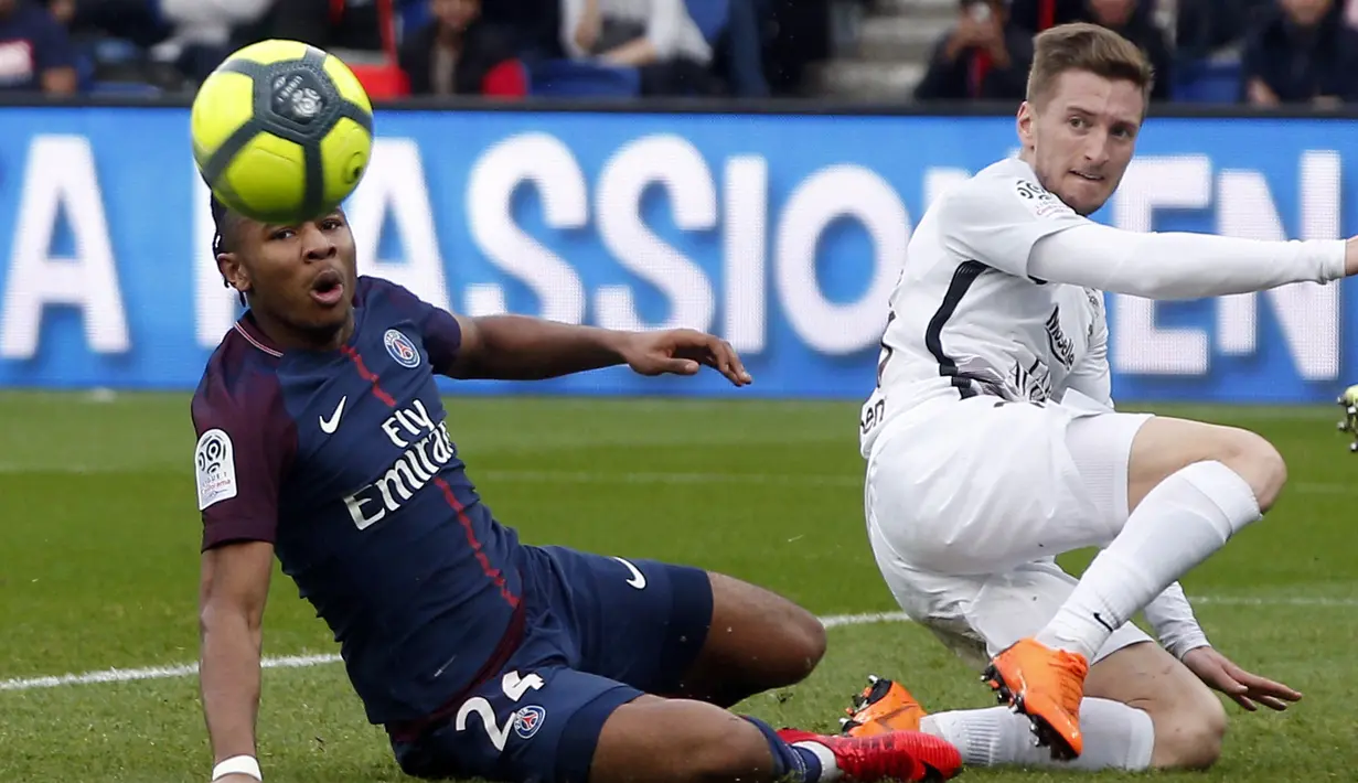 Ekspresi pemain PSG, Christopher Nkunku (kiri) saat berebut bola dengan pemain Metz, Ivan Balliu pada lanjutan Ligue 1 Prancis di Parc des Princes Stadium, Paris (10/3/2018). PSG menang telak 5-0. (AP/Thibault Camus)