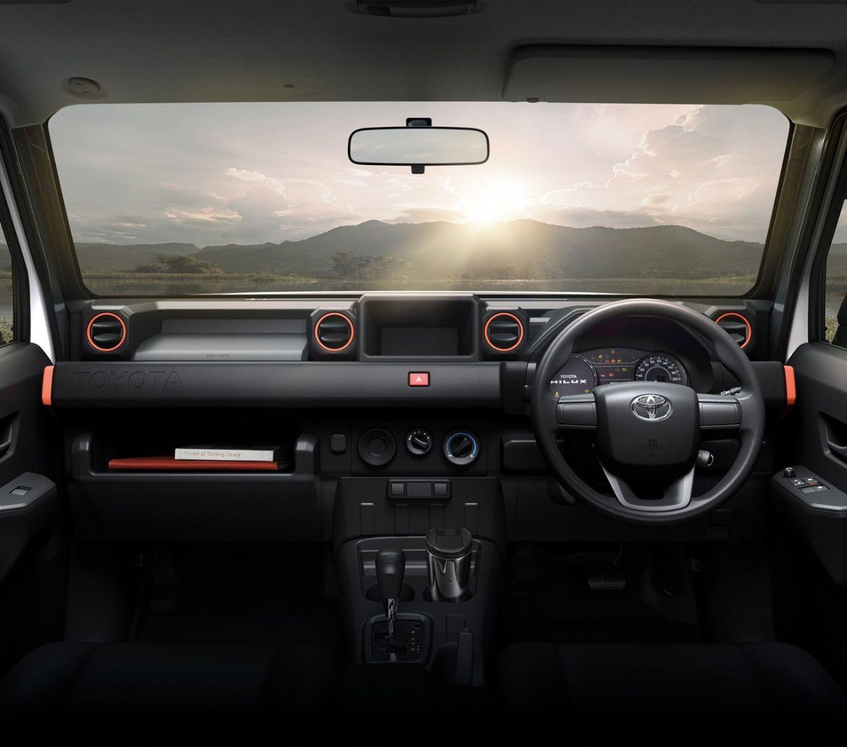 Single cabin memuat dua&nbsp; orang dengan interior sederhana. Aksen oranye di sekeliling kabin. Pikap tanpa&nbsp;infotainment, tapi tampak fitur AC, dua tempat minum, jendela otomatis, lighter, dan beberapa kompartemen barang.<br>
