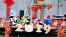 Anak-anak panda bermain di kandangnya dengan dekorasi Tahun Baru Imlek yang dikenal sebagai Tahun Babi, di provinsi Sichuan, China, 31 Januari 2019. Sebelas anak panda yang lahir pada tahun 2018 diperlihatkan kepada publik untuk menyambut Imlek. (STR/AFP)