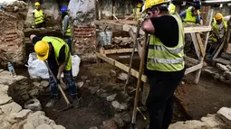 Awak konstruksi dan arkeolog bekerja di penggalian situs kuno di bawah pusat kota Thessaloniki, Yunani (25/4). Dalam penggalian ini telah ditemukan lebih dari 300.000 benda penting termasuk 50.000 koin dari 2.300 tahun lalu. (AFP/Aris Messinis)