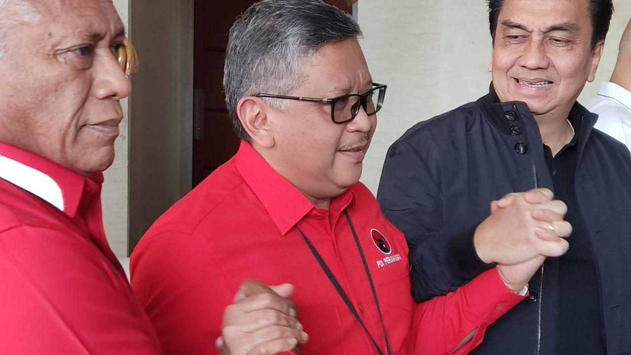 Berbeda dengan Hasto dan Komarudin yang mengenakan seragam partai.