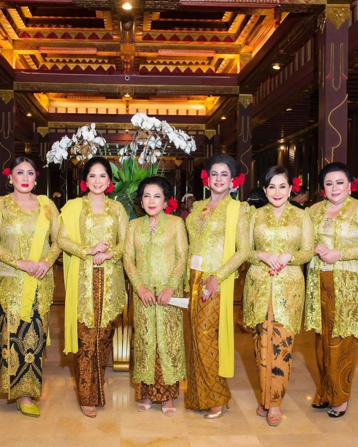 Bersama Istri Pejabat Senior