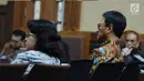 Mantan Dirut PNRI, Isnu Edhy Wijaya (kanan) bersama Advokat, Elza Syarief saat menjadi saksi dalam sidang lanjutan dugaan korupsi proyek e-KTP dengan terdakwa Setya Novanto di Pengadilan Tipikor, Jakarta, Senin (26/2). (Liputan6.com/Helmi Fithriansyah)