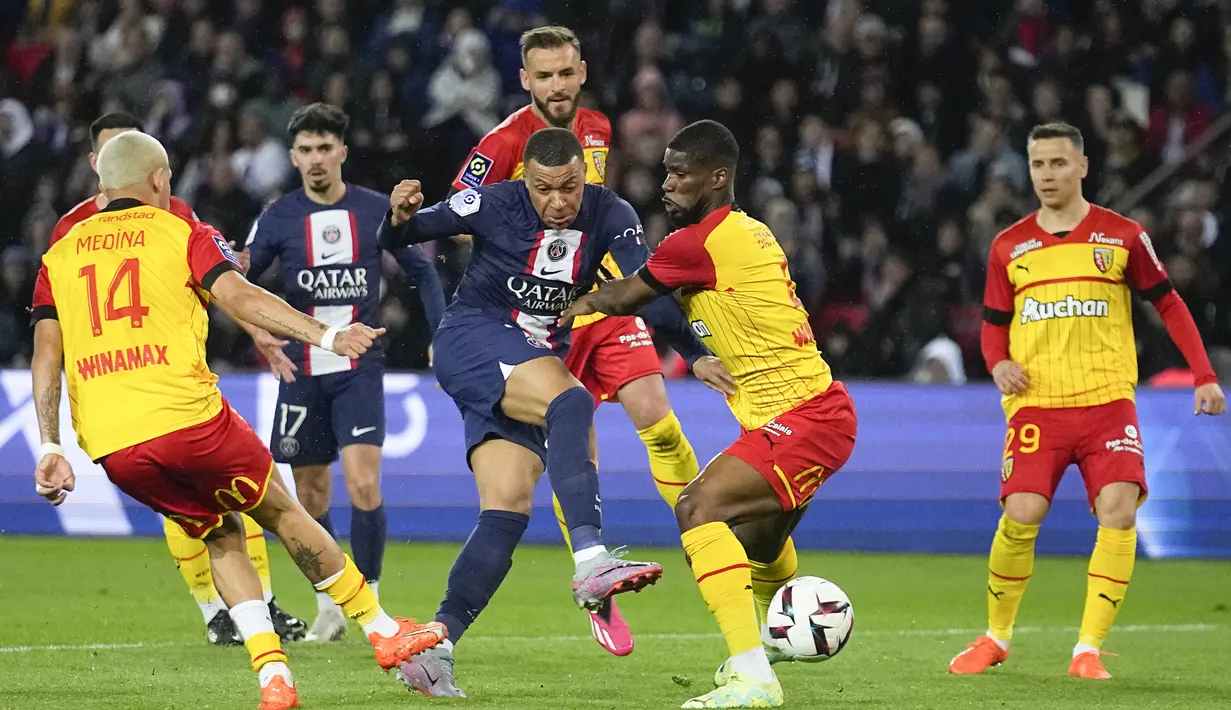 Penyerang Paris Saint-Germain (PSG) Kylian Mbappe mencetak gol pembuka timnya ke gawang Lens pada pekan ke-31 Ligue 1 musim 2022/2023 di Stadion Parc des Princes, Minggu (16/4/2023) dini hari WIB. (AP Photo/Michel Euler)