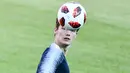 Bek Prancis, Benjamin Pavard mengincar bola saat sesi latihan resmi jelang melawan Argentina dalam babak 16 besar Piala Dunia 2018 di Centralny Stadium di Kazan, Rusia, Jumat (29/6). (SAEED KHAN/AFP)