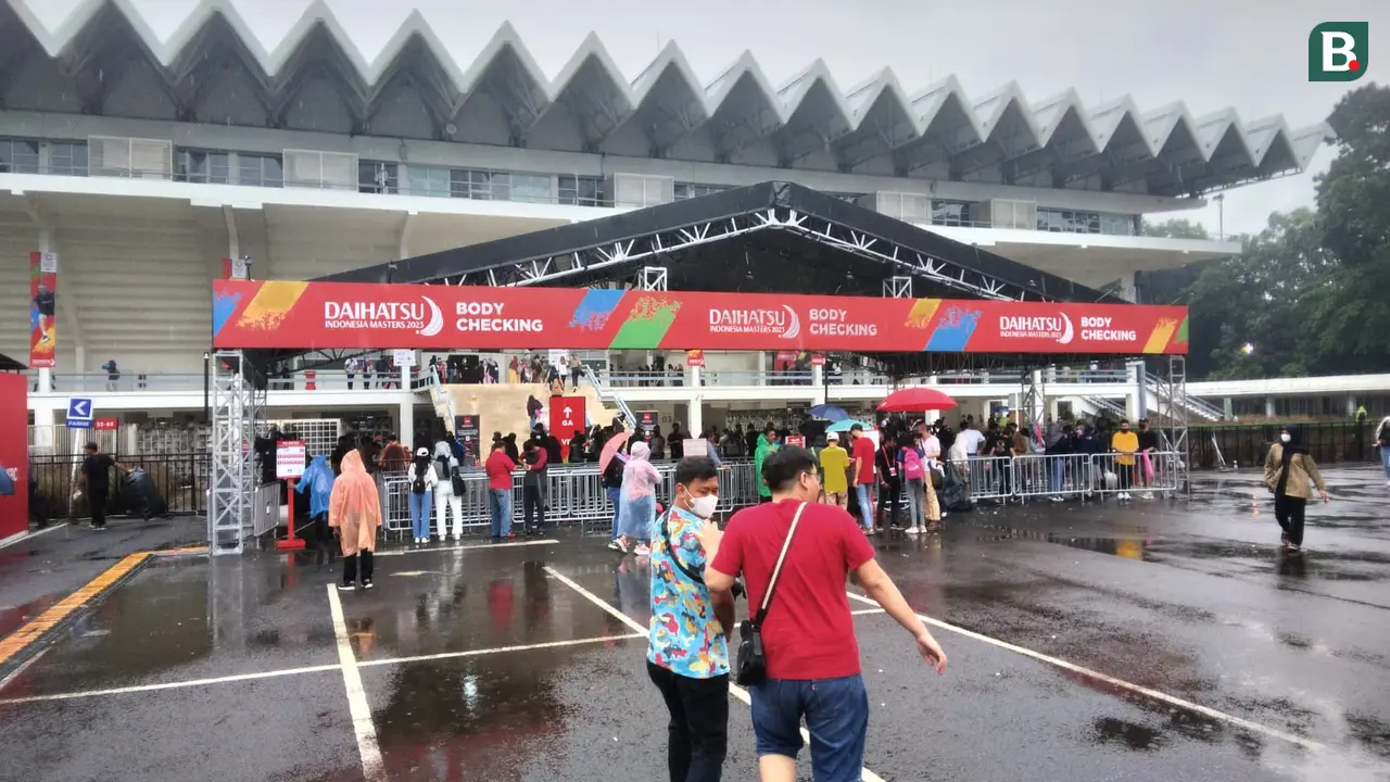 Penonton di pintu masuk Istora Senayan, Jakarta