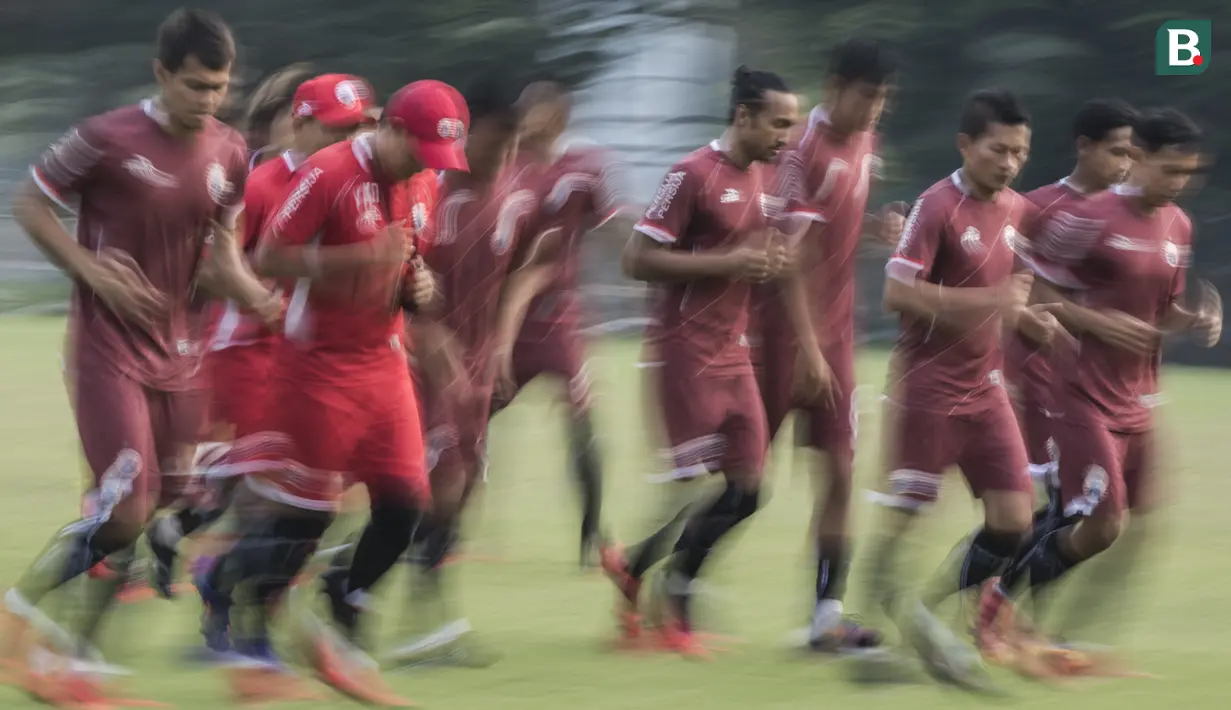 Para pemain Persija Jakarta melakukan pemanasan saat latihan di Lapangan ABC Senayan, Jakarta, Senin (14/5/2018). Latihan ini persiapan jelang melawan Home United pada laga AFC Cup. (Bola.com/Vitalis Yogi Trisna)