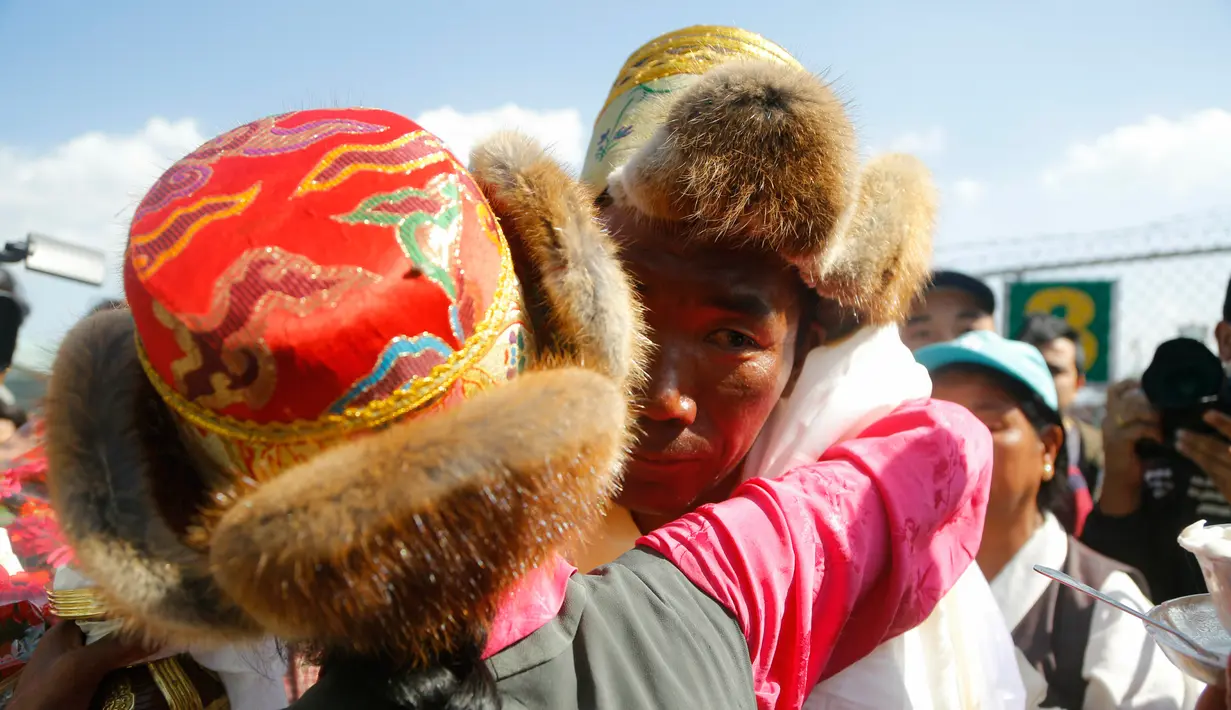 Pendaki asal Nepal, Kami Rita Sherpa disambut oleh saudara perempuannya di bandara di Kathmandu, Nepal, Sabtu (25/5/2019). Kami telah 24 kali mendaki gunung tertinggi di dunia dengan ketinggian 8.848 meter tersebut. (AP Photo/Niranjan Shrestha)