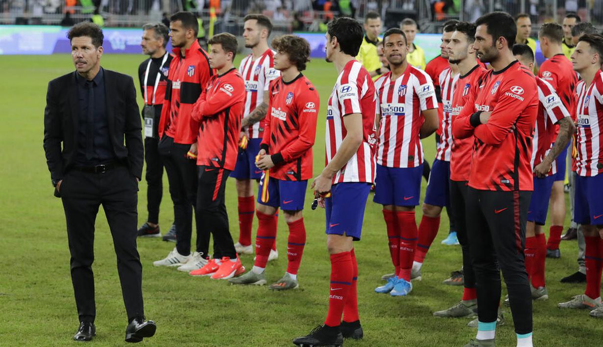 Pemain Atletico Madrid tampak lesu usai ditaklukkan Real Madrid pada laga Piala Super Spanyol di King Abdulla Sports City, Jeddah, Senin (13/1/2020). Real Madrid menang adu penalti 4-1 atas Atletico Madrid. (AP/Hassan Ammar)