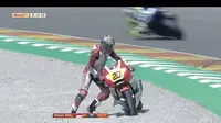 Pebalap Astra Honda Racing Team, Dimas Ekky Pratama, terjatuh pada ajang CEV International kelas Moto2 European Championship yang berlangsung di Sirkuit Ricardo Tormo, Valencia, Minggu (9/7/2017). (AHRT)