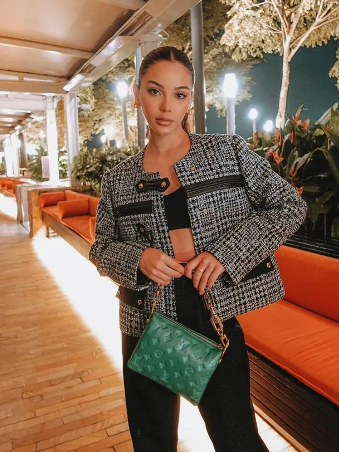 Selalu Tenteng Tas Branded, Intip 7 Potret OOTD Berkelas ala Alyssa Daguise