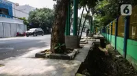 Kondisi lalu lintas di sekitar trotoar yang rusak di kawasan Blok S, Jakarta, Kamis (4/3/2021). Dinas Bina Marga Provinsi DKI Jakarta akan merevitalisasi trotoar sepanjang 4,6 kilometer di kawasan Kebayoran Baru, Jakarta Selatan. (Liputan6.com/Faizal Fanani)