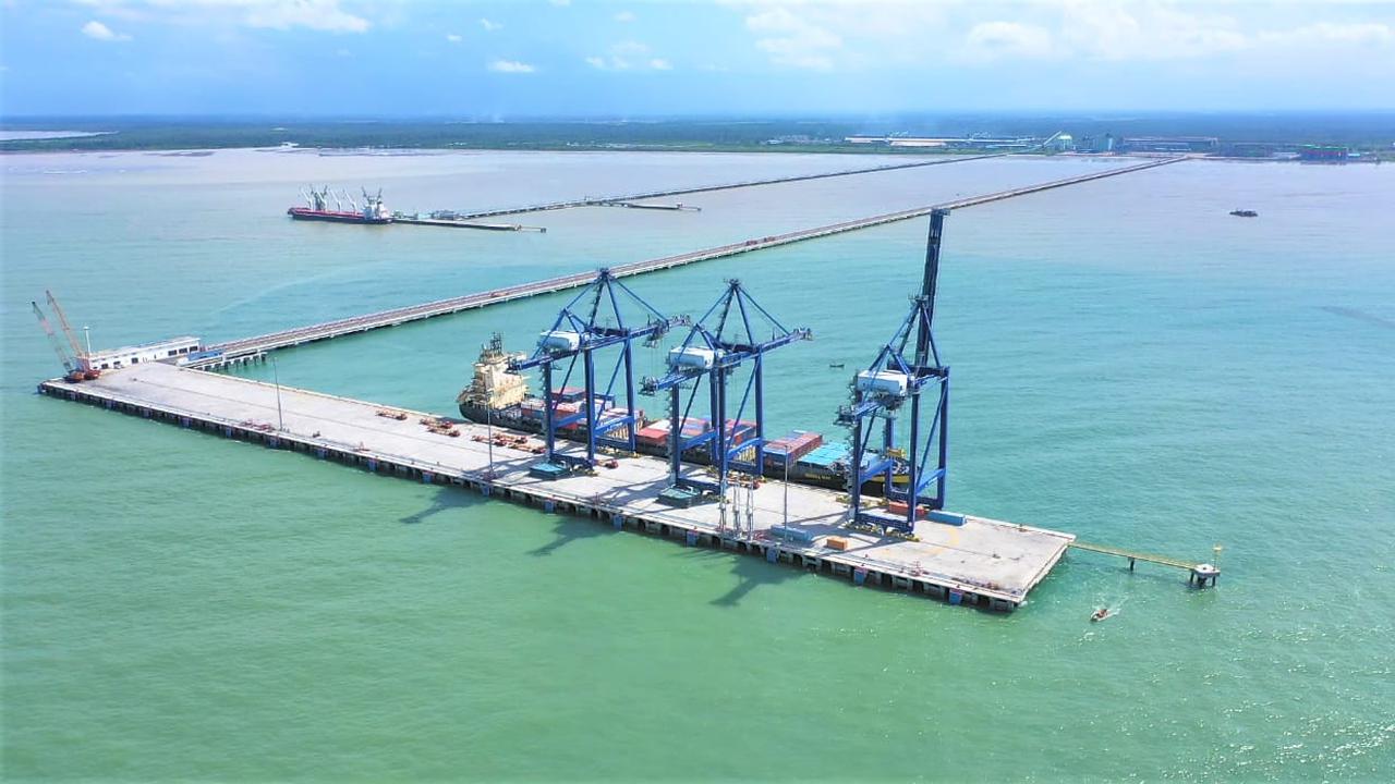 Kapal Temas Line bersandar di dermaga Kuala Tanjung Multipurpose Terminal