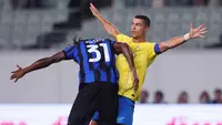 Cristiano Ronaldo bersama Al Nassr total telah bertanding dalam 6 laga pramusim menjelang musim 2023/2024 bergulir. Terakhir, Al Nassr ditahan imbang Inter Milan 1-1 dalam laga yang digelar di Nagai Stadium, Osaka, Jepang, Kamis (27/7/2023) sore WIB. Al Nassr unggul terlebih dahulu melalui gol Abdulrahman Ghareeb pada menit ke-23. Inter Milan sukses menyamakan skor pada menit ke-44 lewat gol Davide Frattesi. Dengan hasil ini, Cristiano Ronaldo tercatat masih mandul dalam 6 laga pramusim. Dari 6 laga, Al Nassr mencatat 2 kali menang, 2 kali kalah dan 2 kali imbang. (AFP/Paul Miller)
