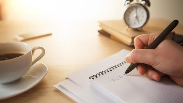 Ilustrasi menulis surat izin tidak masuk sekolah karena sakit