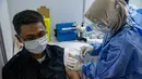 Petugas medis menyuntikkan vaksin COVID-19 kepada karyawan di lingkungan KPU RI di Gedung KPU, Jakarta, Rabu (17/3/2021). Sebanyak 549 karyawan di lingkungan KPU RI mengikuti vaksinasi COVID-19 untuk pengendalian penularan. (Liputan6.com/Faizal Fanani)