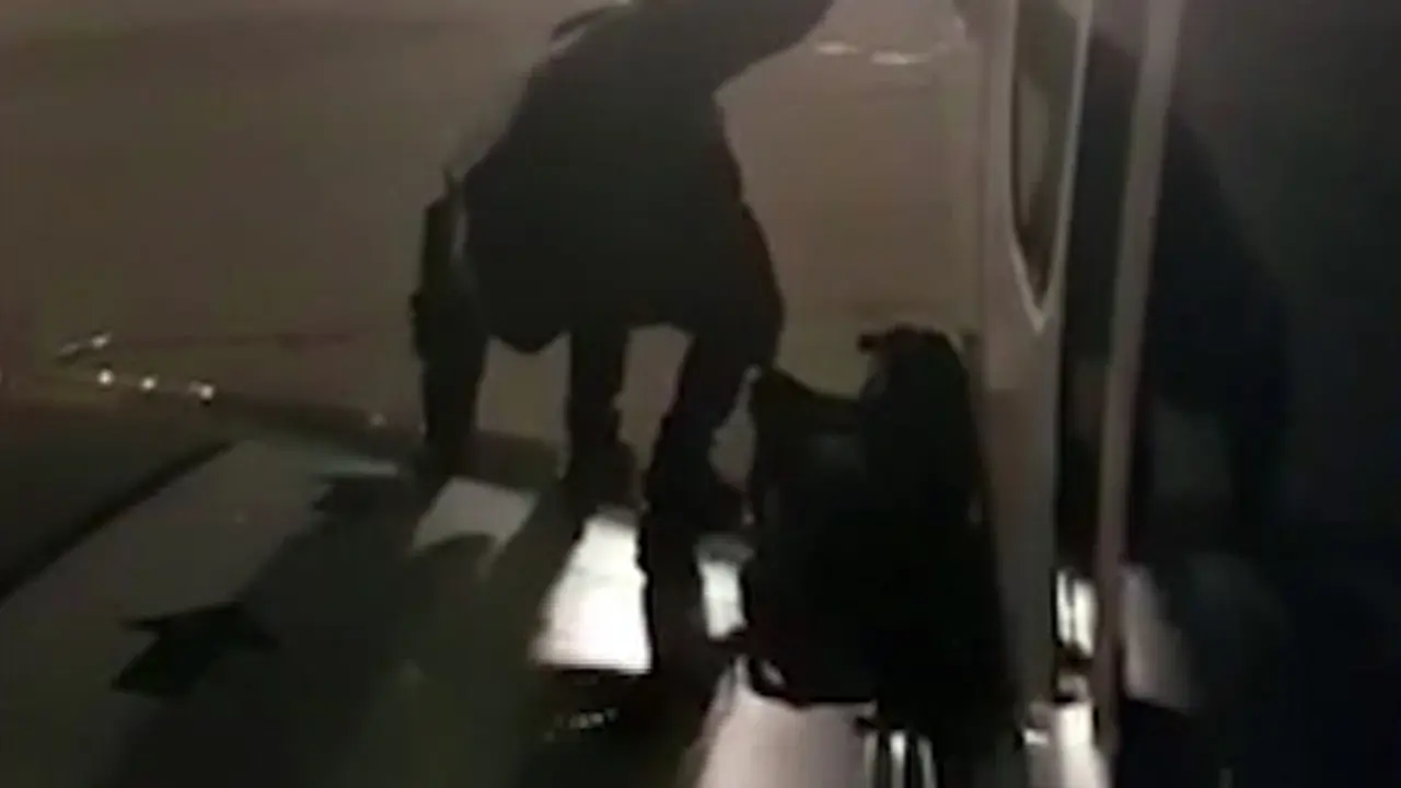 Penumpang Ryanair Keluar Melalui Pintu Darurat Pesawat