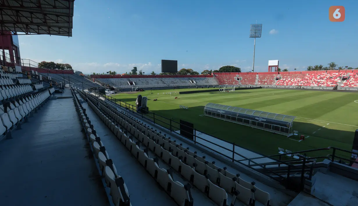 Kondisi Stadion I Wayan Dipta di Gianyar, Bali, Rabu (5/8/2026), sehari menjelang laga final Piala Presiden 2026. Hamparan rumput hijau yang terawat berpadu dengan langit biru cerah menambah kemegahan stadion yang akan menjadi arena final Persebaya Surabaya melawan Persib Bandung serta perebutan tempat ketiga antara Persija Jakarta dan Arema FC. (KLY/Budy Santoso)