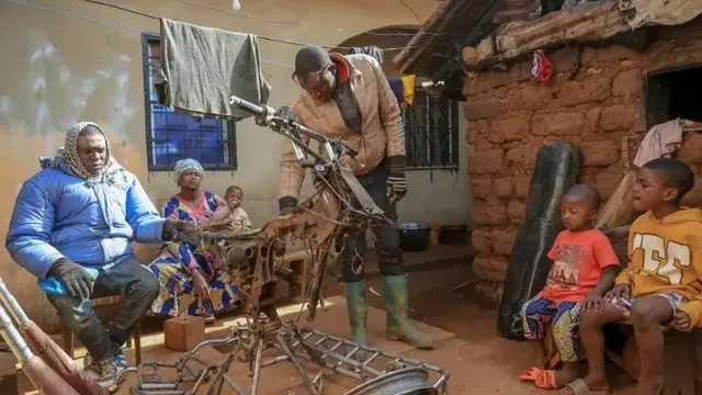 Motor raksasa yang jadi sumber kehidupan di Kamerun. (AFP)