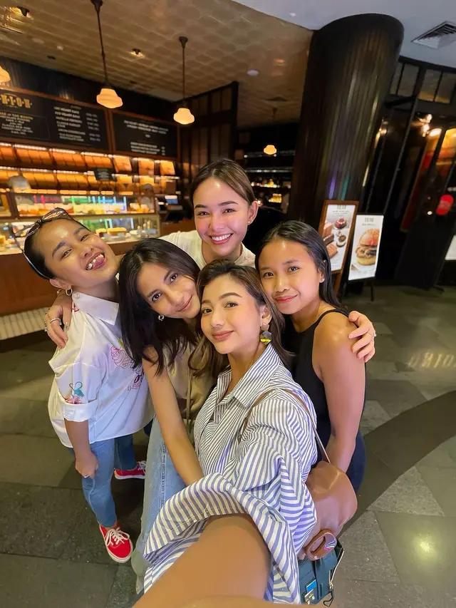 6 Gaya Reuni Pemeran Ikatan Cinta, Amanda Manopo hingga Glenca Chysara Kompak Pakai Outfit Kasual