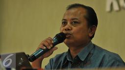 Ketua KPUD DKI, Sumarno mengatakan, calon Gubernur DKI petahana yang mau mendaftarkan diri dan akan maju dalam Pilkada DKI, wajib menyerahkan surat pernyataan bersedia cuti selama masa kampanye, Jakarta, Jumat (16/9). (Liputan6.com/Gempur M Surya)