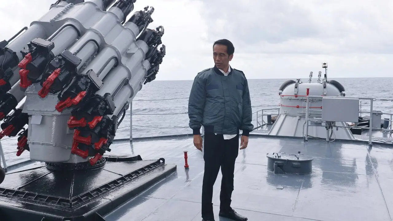 [Bintang] Berkunjung ke Natuna, Ini 7 Meme Kocak Jokowi Buatan Netizen