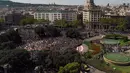 Ribuan orang berkumpul untuk memberi penghormatan kepada korban serangan Barcelona, Spanyol (18/8). Serangan mobil van itu menewaskan 13 orang, dan melukai 100 lainnya. (AFP Photo/Lluis gene)