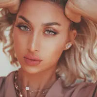 Model Roz dari Saudi Arabia jadi yang pertama menjadi bintang kampanye Victoria's Secret (Instagram model_roz)
