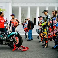 Presiden Joko Widodo atau Jokowi memperkenalkan motor kesayangannya kepada sejumlah pembalap MotoGP di Istana Merdeka, Jakarta, Rabu (16/3/2022). Nantinya para pembalap MotoGP 2022 akan melakukan parade untuk menyambut MotoGP Mandalika 2022 yang akan berlangsung akhir pekan ini. (Biro Pers/Setpres)