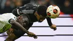 Penyerang Ajax Amsterdam, Chuba Akpom mencetak gol ketiga timnya saat penyerang Olympique Marseille, Ismaila Sarr menantangnya pada laga matchday 5 Grup B Liga Europa 2023/2024 di Stade Orange Velodrome, Jumat (1/12/2023) WIB. (AP Photo/Daniel Cole)