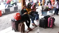 Calon pemudik menunggu pemberangkatan di Terminal Kalideres, Jakarta Barat, Kamis (30/7/2020). Libur Idul Adha dimanfaatkan banyak masyarakat untuk mudik ke kampung halaman. (Liputan6.com/Angga Yuniar)